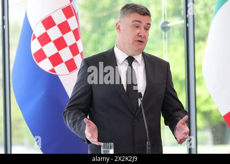 Kranj, Slowenien. April 2024. Präsident Kroatiens Zoran Milanovi? Spricht auf einer Pressekonferenz während des Treffens der Präsidenten der Nachbarländer in Brdo pri Kranju. Die Präsidenten Kroatiens, Österreichs, Ungarns und Italiens besuchten Slowenien, um Sloweniens 20-jähriges Bestehen der EU-Mitgliedschaft zu gedenken und diskutierten über die EU-Erweiterung, die Bedeutung offener Grenzen und die Wahlbeteiligung zum Europäischen Parlament. (Foto: Luka Dakskobler/SOPA Images/SIPA USA) Credit: SIPA USA/Alamy Live News Stockfoto