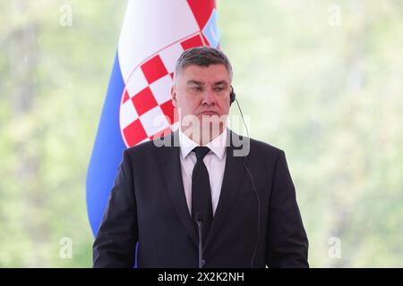 Kranj, Slowenien. April 2024. Präsident Kroatiens Zoran Milanovi? Nimmt an einer Pressekonferenz während des Treffens der Präsidenten der Nachbarländer in Brdo pri Kranju Teil. Die Präsidenten Kroatiens, Österreichs, Ungarns und Italiens besuchten Slowenien anlässlich des Sloveniaís 20. Jahrestags der EU-Mitgliedschaft und diskutierten über die EU-Erweiterung, die Bedeutung offener Grenzen und die Wahlbeteiligung zum Europäischen Parlament. (Foto: Luka Dakskobler/SOPA Images/SIPA USA) Credit: SIPA USA/Alamy Live News Stockfoto