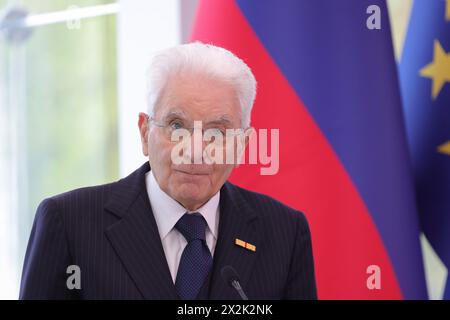 Kranj, Slowenien. April 2024. Der italienische Präsident Sergio Mattarella nimmt an einer Pressekonferenz während des Treffens der Präsidenten der Nachbarländer in Brdo pri Kranju Teil. Die Präsidenten Kroatiens, Österreichs, Ungarns und Italiens besuchten Slowenien, um Sloweniens 20-jähriges Bestehen der EU-Mitgliedschaft zu gedenken und diskutierten über die EU-Erweiterung, die Bedeutung offener Grenzen und die Wahlbeteiligung zum Europäischen Parlament. (Foto: Luka Dakskobler/SOPA Images/SIPA USA) Credit: SIPA USA/Alamy Live News Stockfoto