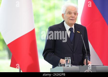 Kranj, Slowenien. April 2024. Der italienische Präsident Sergio Mattarella spricht auf einer Pressekonferenz während des Treffens der Präsidenten der Nachbarländer in Brdo pri Kranju. Die Präsidenten Kroatiens, Österreichs, Ungarns und Italiens besuchten Slowenien, um Sloweniens 20-jähriges Bestehen der EU-Mitgliedschaft zu gedenken und diskutierten über die EU-Erweiterung, die Bedeutung offener Grenzen und die Wahlbeteiligung zum Europäischen Parlament. Quelle: SOPA Images Limited/Alamy Live News Stockfoto