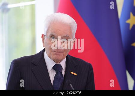 Kranj, Slowenien. April 2024. Der italienische Präsident Sergio Mattarella nimmt an einer Pressekonferenz während des Treffens der Präsidenten der Nachbarländer in Brdo pri Kranju Teil. Die Präsidenten Kroatiens, Österreichs, Ungarns und Italiens besuchten Slowenien, um Sloweniens 20-jähriges Bestehen der EU-Mitgliedschaft zu gedenken und diskutierten über die EU-Erweiterung, die Bedeutung offener Grenzen und die Wahlbeteiligung zum Europäischen Parlament. Quelle: SOPA Images Limited/Alamy Live News Stockfoto