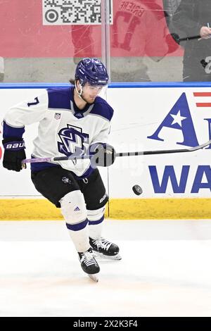 Tri-City Storm Stürmer Carmelo Crandell (7) sieht einen hochfliegenden Puck während eines USHL-Clark Cup Playoffs in der zweiten Runde zwischen dem Tri-City Storm und der Fargo Force in der Scheels Arena in Fargo, ND am Montag, den 22. April 2024. Fargo gewann 3-1 und führt die Besten der fünf Serien 2-0. Foto von Russell Hons/CSM Stockfoto