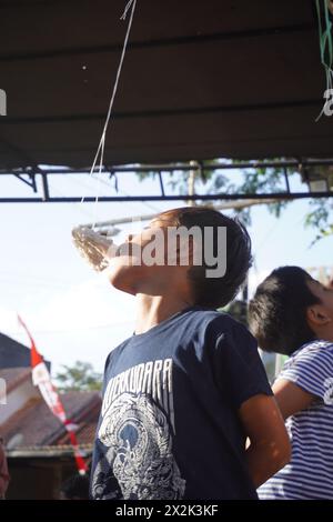 Kinder nehmen an einem Cracker-Ess-Wettbewerb zum Gedenken an Indonesiens Unabhängigkeitstag Teil Stockfoto