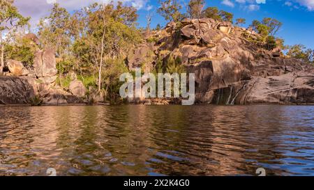 Atemberaubende australische Outback-Buschszene mit hellblauem Himmel. Aufgenommen im ländlichen Queensland, nahe Maidenwell. Stockfoto