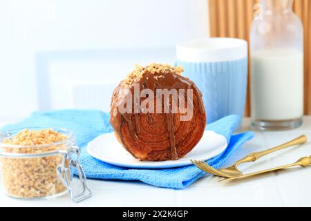 Schokolade Erdnuss Cromboloni, Croissant Bomboloni Stockfoto