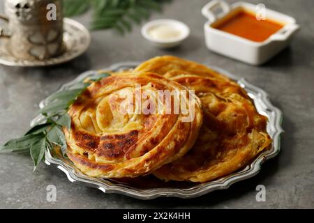 Nahaufnahme von Roti Canai oder Paratha mit Chicken Curry Stockfoto