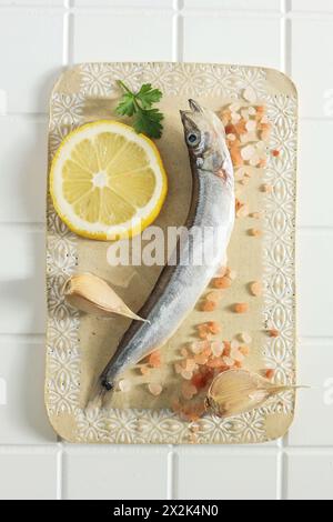 Gefrorener Shisamo-Fisch auf Keramikplatte, Draufsicht. Ikan Cipung Stockfoto