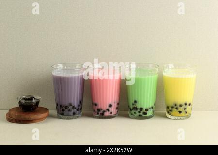 Taiwanesischer Milchblasentee in verschiedenen Farben mit Tapioka-Perlen auf Glasbecher. Kopierbereich für Text Stockfoto