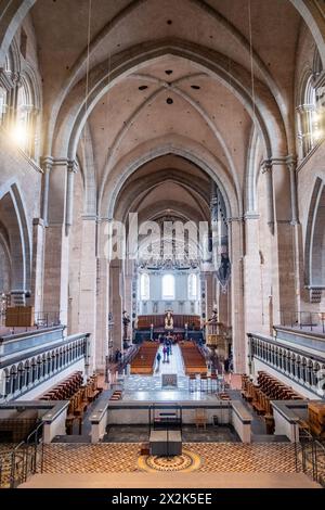 Trier, Rijnland-Palts, Deutschland, 23. März 2024, das Bild lädt die Zuschauer in das großzügige Schiff des Trierer Doms ein und zeigt die schiere Größe und architektonische Meisterschaft des ältesten Doms Deutschlands. Gewölbte Decken erheben sich über ihnen und richten den Blick auf die detailreiche Apsis am anderen Ende Die Reihen von Bänken, die akribisch angeordnet sind, tragen zu dem Gefühl der Ordnung und Ehrfurcht bei, das diesen historischen Ort der Anbetung durchdringt. Großes Schiff des Trierer Doms mit gewölbten Decken. Hochwertige Fotos Stockfoto