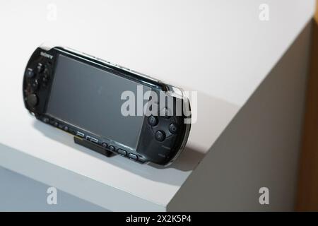 Eine schwarze Handheld-Spielkonsole von Sony namens PSP auf einem weißen Tisch Stockfoto