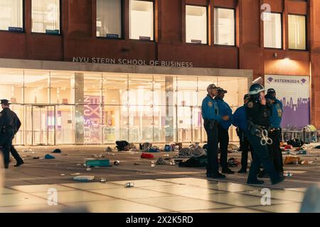 Manhattan, USA. April 2024. Demonstranten versammeln sich in einem Lager vor der Stern School of Business der New York University, um am Montag, den 22. April, in Greenwich Village, Manhattan, NY, die Schule von der finanziellen Unterstützung Israels zu veräußern. 2024. das Lager wurde in den frühen Morgenstunden von Studentenorganisationen der NYU errichtet. Gegen 30 Uhr zog das NYPD ein, um das Lager zu räumen. Nach dem Druck der Polizei zerstreuten sich die Demonstranten auf einen marsch durch Lower Manhattan. (Foto: Cristina Matuozzi/SIPA USA) Credit: SIPA USA/Alamy Live News Stockfoto