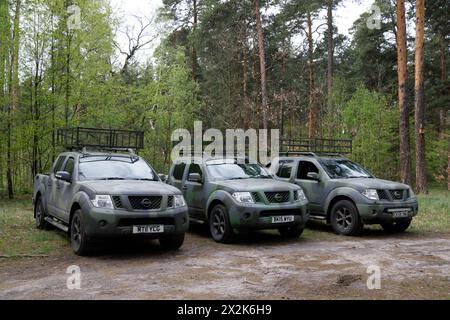 Nicht exklusiv: KIEW, UKRAINE - 22. APRIL 2024 - Vertreter mobiler Luftverteidigungsgruppen erhalten drei Pickup-Trucks mit Geschütztürmen zur Montage von Wea Stockfoto