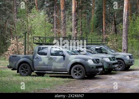 Nicht exklusiv: KIEW, UKRAINE - 22. APRIL 2024 - Vertreter mobiler Luftverteidigungsgruppen erhalten drei Pickup-Trucks mit Geschütztürmen zur Montage von Wea Stockfoto