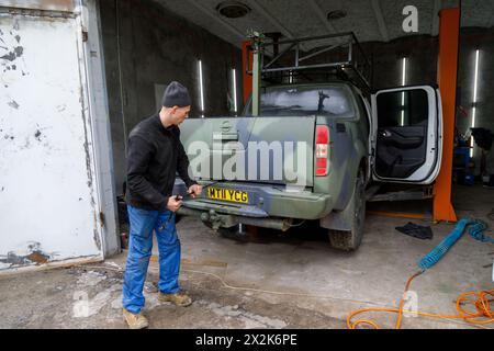 Nicht exklusiv: KIEW, UKRAINE - 22. APRIL 2024 - Vertreter mobiler Luftverteidigungsgruppen erhalten drei Pickup-Trucks mit Geschütztürmen zur Montage von Wea Stockfoto