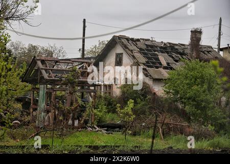 Nicht exklusiv: ODESA, UKRAINE - 20. APRIL 2024 - Ein Haus wird durch den Sturz einer russischen Rakete beschädigt, Odesa, Süd-Ukraine. Stockfoto