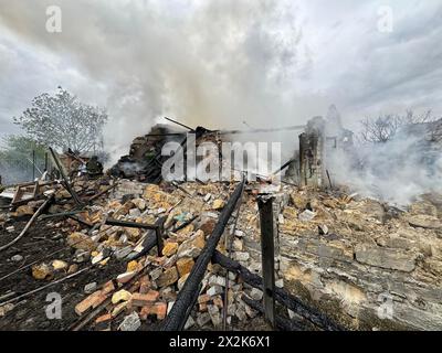 Nicht exklusiv: ODESA, UKRAINE - 20. APRIL 2024 - Ein Haus wird durch den Sturz einer russischen Rakete beschädigt, Odesa, Süd-Ukraine. Stockfoto