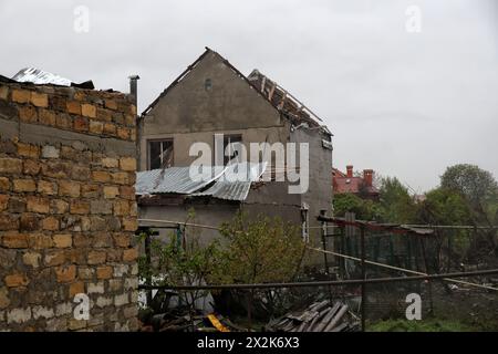 Nicht exklusiv: ODESA, UKRAINE - 20. APRIL 2024 - Ein Haus wird durch den Sturz einer russischen Rakete beschädigt, Odesa, Süd-Ukraine. Stockfoto