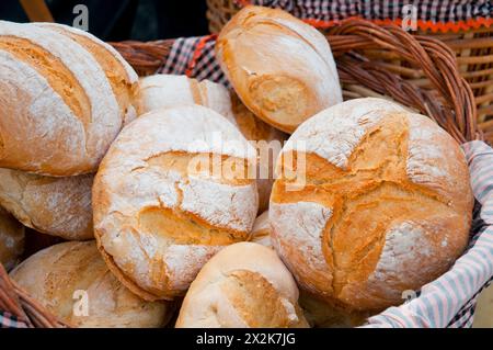 Brot in einem Korb, aus nächster Nähe. Spanien. Stockfoto
