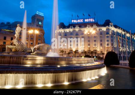 Neptuno Brunnen und Palace Hotel, Nachtansicht. Madrid, Spanien. Stockfoto