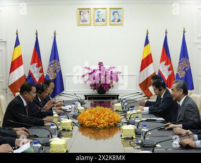 Phnom Penh, Kambodscha. April 2024. Der chinesische Außenminister Wang Yi, auch Mitglied des Politbüros des Zentralkomitees der Kommunistischen Partei Chinas (KPC), trifft sich am 22. April 2024 mit dem Präsidenten des kambodschanischen Senats Samdech Techo Hun Sen in Phnom Penh, Kambodscha. Quelle: Kok Ky/Xinhua/Alamy Live News Stockfoto