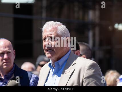 Bruce Blakeman und Sid Rosenberg hielten eine Pressekonferenz vor der Columbia University ab, bei der der Kongressabgeordnete Anthony D’Esposito und der Kongressabgeordnete Mike Lawler die Universitätsverwaltung aufforderten, jüdische Studenten zu schützen und den Protest auf dem Schulgelände zu beenden. New York City, NY 22. April 2024. (Foto: Steve Sanchez/SIPA USA). Quelle: SIPA USA/Alamy Live News Stockfoto