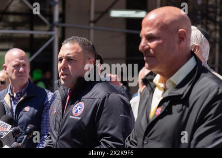 Der Kongressabgeordnete Anthony D’Esposito und Sid Rosenberg hielten eine Pressekonferenz außerhalb der Columbia University ab, bei der Bruce Blakeman, der Kongressabgeordnete Mike Lawler, die die Verwaltung der Universität aufforderten, jüdische Studenten zu schützen und den Protest auf dem Schulgelände zu beenden. New York City, NY 22. April 2024. (Foto: Steve Sanchez/SIPA USA). Quelle: SIPA USA/Alamy Live News Stockfoto