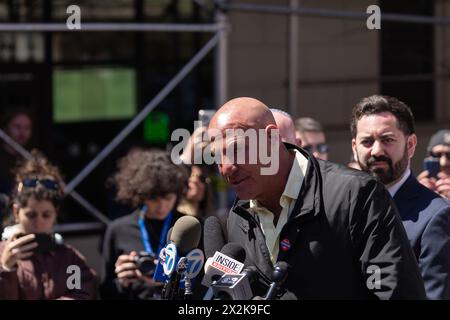 SID Rosenberg hielt eine Pressekonferenz außerhalb der Columbia University mit Bruce Blakeman, dem Kongressabgeordneten Anthony D’Esposito und dem Kongressabgeordneten Mike Lawler ab, die die Verwaltung der Universität aufforderten, jüdische Studenten zu schützen und den Protest auf dem Schulgelände zu beenden. New York City, NY 22. April 2024. (Foto: Steve Sanchez/SIPA USA). Quelle: SIPA USA/Alamy Live News Stockfoto