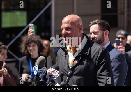 SID Rosenberg hielt eine Pressekonferenz außerhalb der Columbia University mit Bruce Blakeman, dem Kongressabgeordneten Anthony D’Esposito und dem Kongressabgeordneten Mike Lawler ab, die die Verwaltung der Universität aufforderten, jüdische Studenten zu schützen und den Protest auf dem Schulgelände zu beenden. New York City, NY 22. April 2024. (Foto: Steve Sanchez/SIPA USA). Quelle: SIPA USA/Alamy Live News Stockfoto