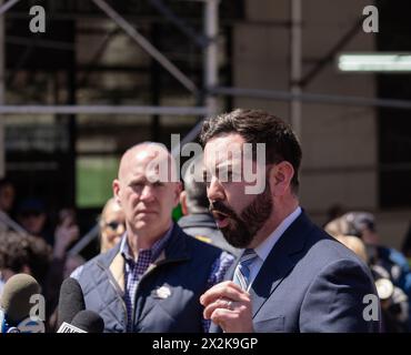 Der Kongressabgeordnete Mike Lawler und Sid Rosenberg hielten eine Pressekonferenz vor der Columbia University ab, bei der Bruce Blakeman, der Kongressabgeordnete Anthony D’Esposito, die die Verwaltung der Universität aufforderten, jüdische Studenten zu schützen und den Protest auf dem Schulgelände zu beenden. New York City, NY 22. April 2024. (Foto: Steve Sanchez/SIPA USA). Quelle: SIPA USA/Alamy Live News Stockfoto