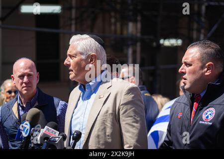 Bruce Blakeman und Sid Rosenberg hielten eine Pressekonferenz vor der Columbia University ab, bei der der Kongressabgeordnete Anthony D’Esposito und der Kongressabgeordnete Mike Lawler die Universitätsverwaltung aufforderten, jüdische Studenten zu schützen und den Protest auf dem Schulgelände zu beenden. New York City, NY 22. April 2024. (Foto: Steve Sanchez/SIPA USA). Quelle: SIPA USA/Alamy Live News Stockfoto