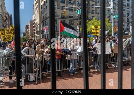 Manhattan, Usa. April 2024. Demonstranten protestieren vor dem seitlichen Eingangstor der Columbia University. Pro-palästinensische Demonstranten bauen ihr Lager mit Zelten an der Columbia University in solidarischer Zusammenarbeit mit Palästina wieder auf. Die Kurse an der Columbia University fanden am Montag, während der laufenden Demonstrationen, aufgrund des jüdischen Passahfestes statt. Quelle: SOPA Images Limited/Alamy Live News Stockfoto