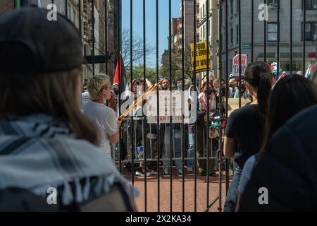 Manhattan, Usa. April 2024. Eine Frau auf der Straßenseite des Tores von Columbia hält ein Plakat mit der Aufschrift „Brooklyn Law Students Against Repression and Genocide“. Pro-palästinensische Demonstranten bauen ihr Lager mit Zelten an der Columbia University in solidarischer Zusammenarbeit mit Palästina wieder auf. Die Kurse an der Columbia University fanden am Montag, während der laufenden Demonstrationen, aufgrund des jüdischen Passahfestes statt. (Foto: Derek French/SOPA Images/SIPA USA) Credit: SIPA USA/Alamy Live News Stockfoto
