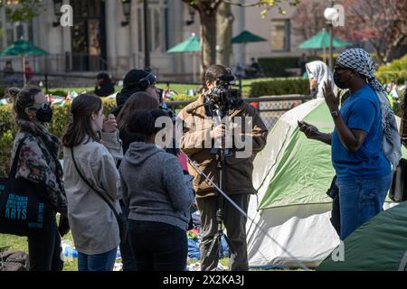 Manhattan, Usa. April 2024. Pressevertreter führen während der Demonstration Interviews durch. Pro-palästinensische Demonstranten bauen ihr Lager mit Zelten an der Columbia University in solidarischer Zusammenarbeit mit Palästina wieder auf. Die Kurse an der Columbia University fanden am Montag, während der laufenden Demonstrationen, aufgrund des jüdischen Passahfestes statt. (Foto: Derek French/SOPA Images/SIPA USA) Credit: SIPA USA/Alamy Live News Stockfoto