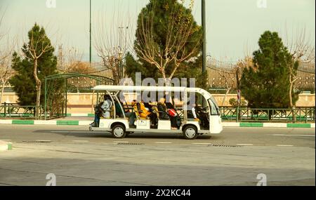 Teheran, Iran, 22. Dezember 2022: Touristischer Minibus auf der Straße, Stadttourismus Stockfoto
