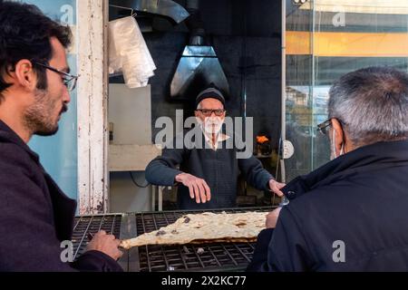 Shiraz, Iran, 31. Dezember 2022: Straßenbrotbacken (Lavash), Shopper und Bäcker Stockfoto