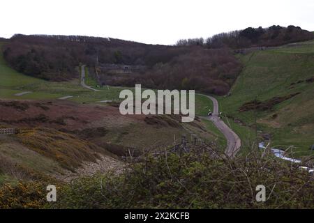 Ein Fernblick auf die Burgruinen von Dunraven und den dazugehörigen ummauerten Garten mit seinen zimmerten Mauern und dem Turm. Auch ein schön gepflegter Garten. Stockfoto