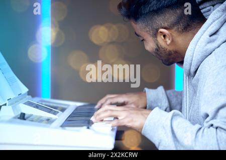 Mann, Keyboard für Musik und Konzert mit kreativem Talent, Sound oder Audio mit Musiker beim Jazzfestival. Performance, Unterhaltung und Künstler mit Stockfoto