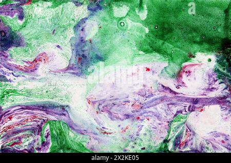 Abstrakter Hintergrund. Chaotische Flecken. Marmorstruktur. Hellblaue Farbe. Ultra Marine. Violett, rosa, grün und weiß. Farben mischen sich miteinander. Erzeugen Sie verschiedene Weichzeichnungseffekte. Einrichtung. Stockfoto