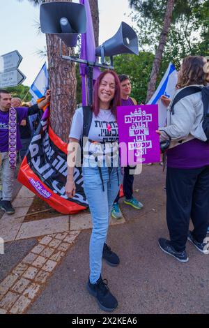 Haifa, Israel - 20. April 2024: Menschen mit verschiedenen Zeichen und Flaggen protestieren gegen die Regierung und rufen zu Neuwahlen auf. Haifa, Israel Stockfoto