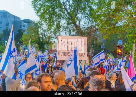 Haifa, Israel - 20. April 2024: Menschenmenge mit verschiedenen Zeichen und Flaggen protestiert gegen die Regierung und ruft zu Neuwahlen auf. Haifa, Israel Stockfoto