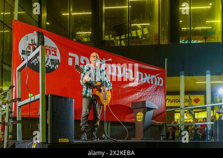 Haifa, Israel - 20. April 2024: Sänger Dan Toren singt vor der Menge, als Teil eines protestmarsches gegen die Regierung Haifa, Israel Stockfoto