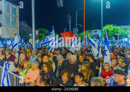 Haifa, Israel - 20. April 2024: Menschenmenge mit verschiedenen Zeichen und Flaggen protestiert gegen die Regierung und ruft zu Neuwahlen auf. Haifa, Israel Stockfoto