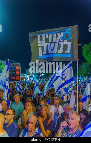 Haifa, Israel - 20. April 2024: Menschenmenge mit verschiedenen Zeichen und Flaggen protestiert gegen die Regierung und ruft zu Neuwahlen auf. Haifa, Israel Stockfoto