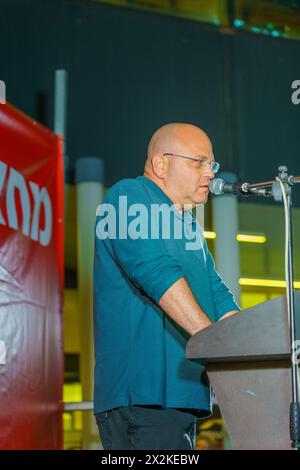 Haifa, Israel - 20. April 2024: Yair Nehorai spricht mit der Menge, Teil eines protestmarsches gegen die Regierung Haifa, Israel Stockfoto