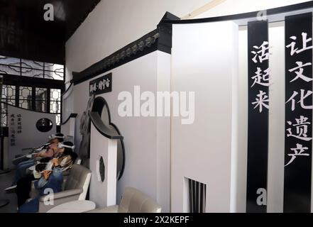 Suzhou, China. April 2024. Besucher erleben am 23. April 2024 eine VR-Tour durch den Lion Forest Garden in Suzhou, der Provinz Jiangsu in Ostchina. (Foto: Costfoto/NurPhoto) Credit: NurPhoto SRL/Alamy Live News Stockfoto