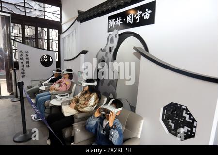 Suzhou, China. April 2024. Besucher erleben am 23. April 2024 eine VR-Tour durch den Lion Forest Garden in Suzhou, der Provinz Jiangsu in Ostchina. (Foto: Costfoto/NurPhoto) Credit: NurPhoto SRL/Alamy Live News Stockfoto