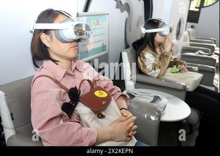 Suzhou, China. April 2024. Besucher erleben am 23. April 2024 eine VR-Tour durch den Lion Forest Garden in Suzhou, der Provinz Jiangsu in Ostchina. (Foto: Costfoto/NurPhoto) Credit: NurPhoto SRL/Alamy Live News Stockfoto