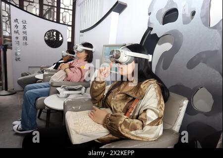 Suzhou, China. April 2024. Besucher erleben am 23. April 2024 eine VR-Tour durch den Lion Forest Garden in Suzhou, der Provinz Jiangsu in Ostchina. (Foto: Costfoto/NurPhoto) Credit: NurPhoto SRL/Alamy Live News Stockfoto