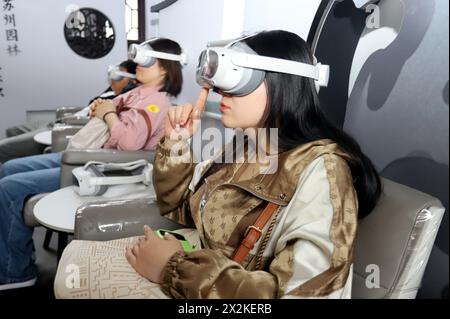 Suzhou, China. April 2024. Besucher erleben am 23. April 2024 eine VR-Tour durch den Lion Forest Garden in Suzhou, der Provinz Jiangsu in Ostchina. (Foto: Costfoto/NurPhoto) Credit: NurPhoto SRL/Alamy Live News Stockfoto