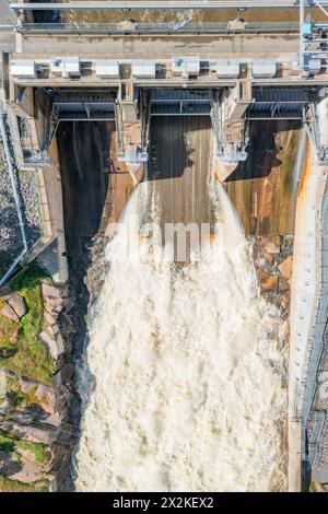 Aus der Vogelperspektive strömt das Wasser aus den Toren eines Wehrs am Cairn Curran Reservoir in Central Victoria, Australien Stockfoto